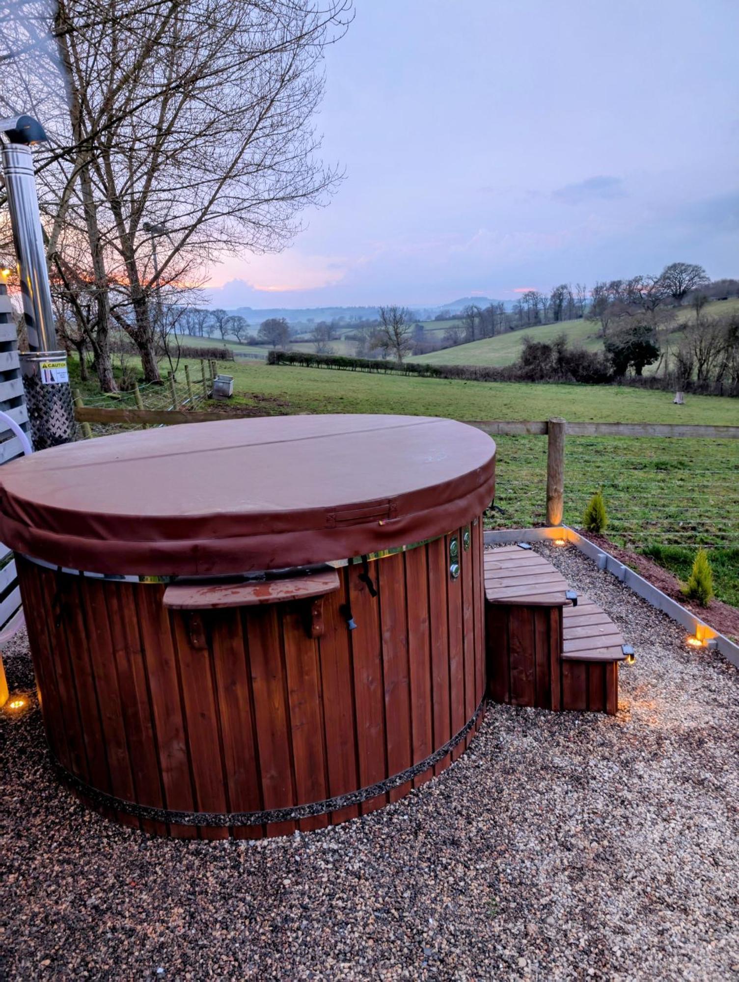 Caplor Glamping & Lodges Hereford Eksteriør billede