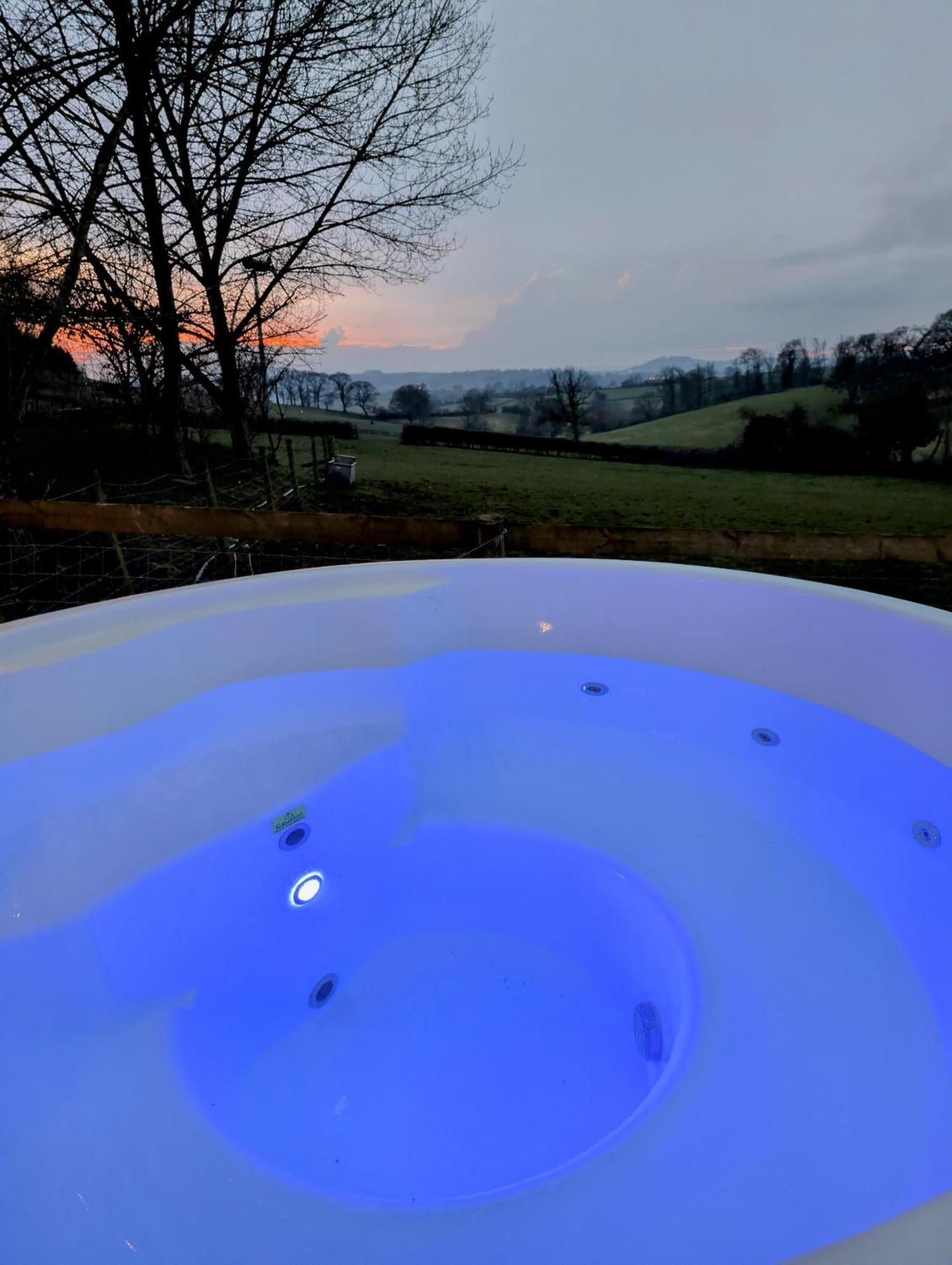 Caplor Glamping & Lodges Hereford Eksteriør billede